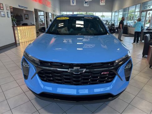 Used 2024 Chevrolet Trax RS FWD image 2