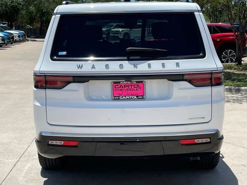 Used 2024 Jeep Wagoneer L Series II w/ Flexible Seating Group RWD image 4