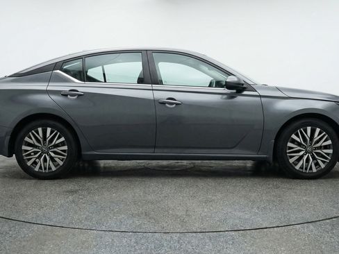 Used 2025 Nissan Altima 2.5 SV image 11