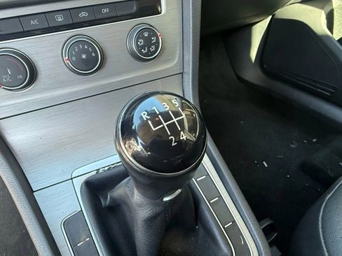 Used 2015 Volkswagen Golf S image 21