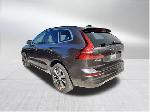 Certified 2022 Volvo XC60 B5 Momentum image 3