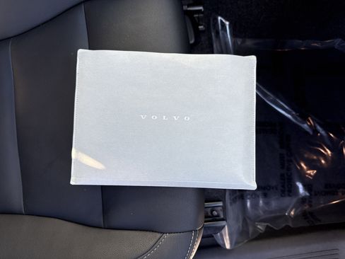 Used 2025 Volvo XC40 B5 Core image 35