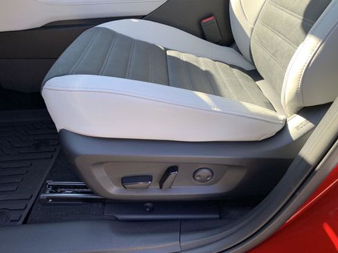 New 2025 Mitsubishi Outlander SE image 10