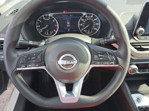 Used 2025 Nissan Altima 2.5 SV FWD image 6