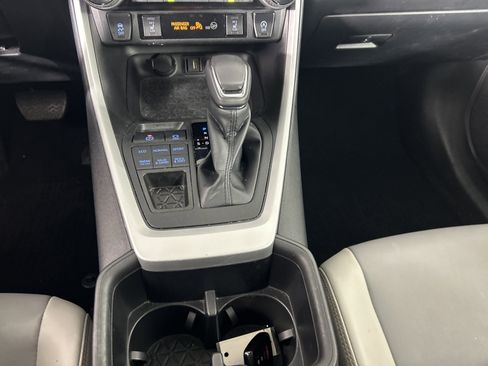 Used 2022 Toyota RAV4 XLE Premium image 27