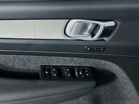 Used 2025 Volvo XC40 B5 Plus image 15