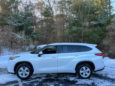Used 2023 Toyota Highlander LE image 2