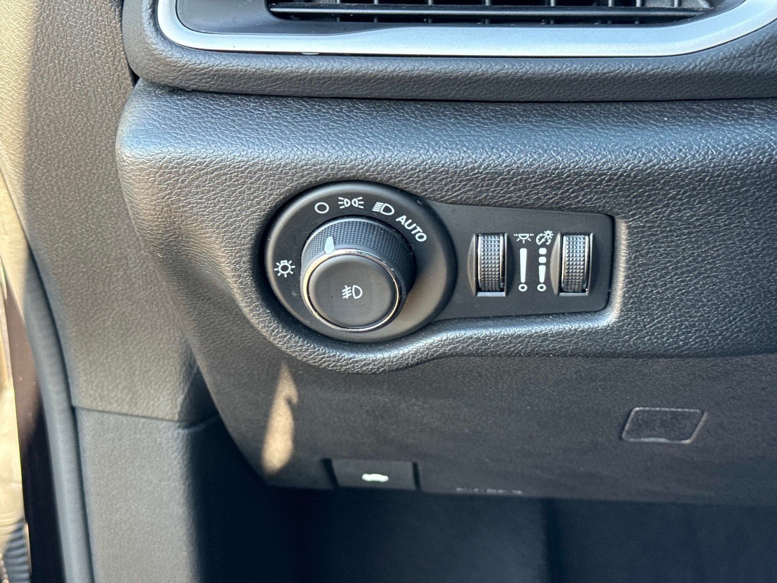 Used 2025 Chrysler Pacifica Select FWD image 30