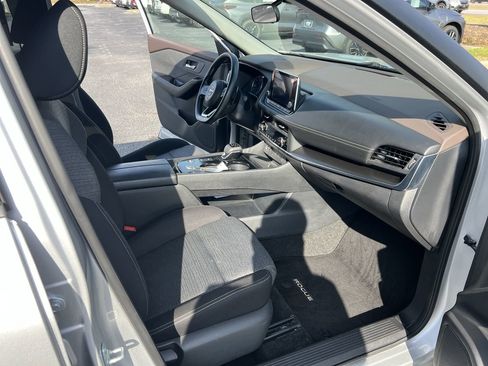 Used 2023 Nissan Rogue SV image 34