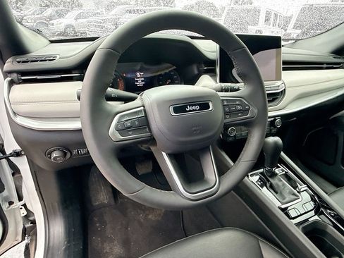 Used 2025 Jeep Compass Limited image 12