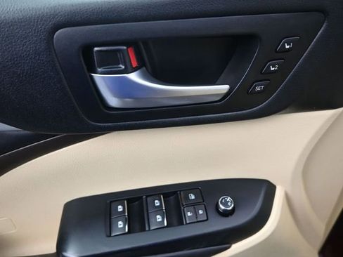 Used 2019 Toyota Highlander Limited Platinum FWD image 12