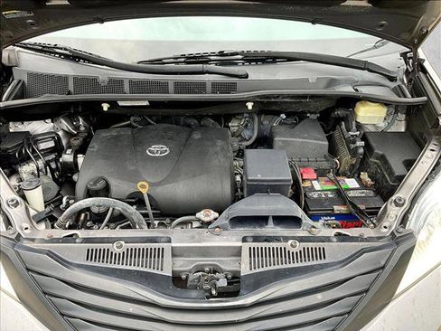 Used 2017 Toyota Sienna L FWD image 11