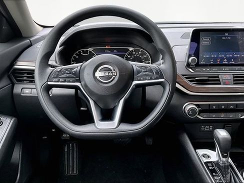 Used 2024 Nissan Altima 2.5 SV image 8