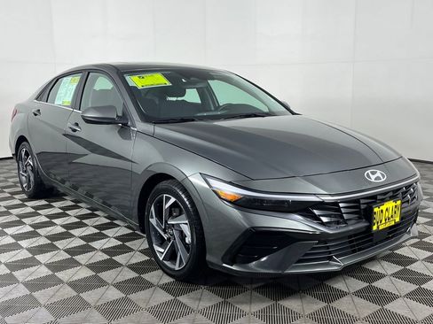 Used 2025 Hyundai Elantra SEL image 3