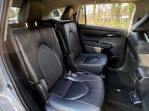 Certified 2023 Toyota Highlander XLE image 19