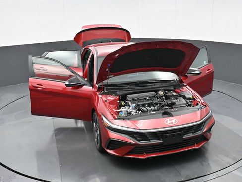 Certified 2025 Hyundai Elantra Sport image 38