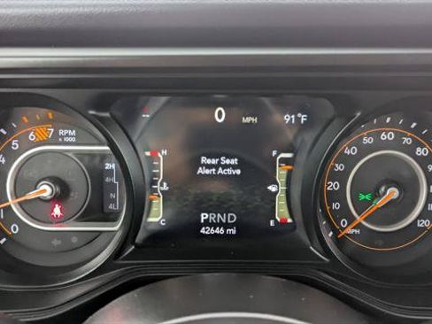 Used 2025 Jeep Wrangler Unlimited Sahara AWD/4WD image 24