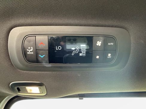 Used 2025 Chrysler Pacifica Limited FWD image 17