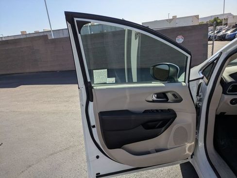 Used 2023 Chrysler Pacifica Touring-L FWD image 13