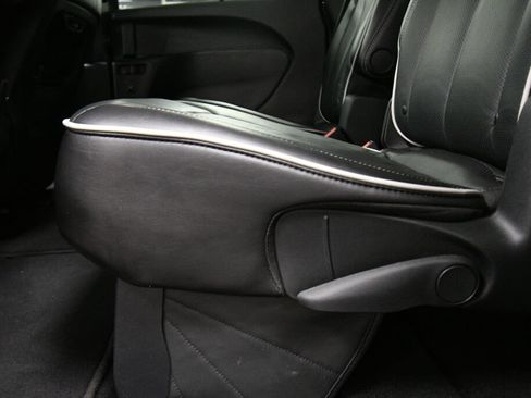 Used 2025 Chrysler Pacifica Limited FWD image 24