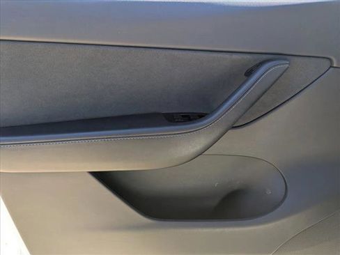 Used 2021 Tesla Model Y Long Range image 11