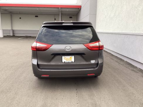 Used 2015 Toyota Sienna L image 23