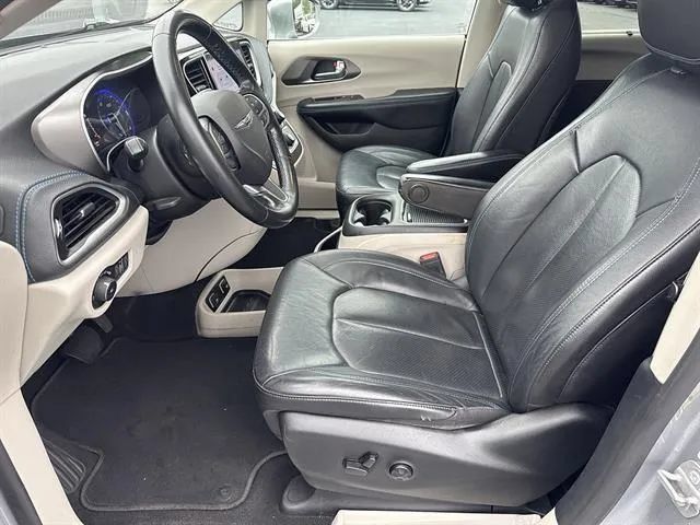 Used 2021 Chrysler Pacifica Touring-L FWD image 8