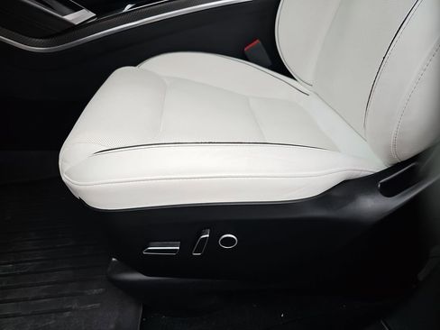 Used 2022 Tesla Model X Plaid image 18