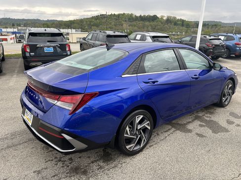 Used 2025 Hyundai Elantra SEL FWD image 8