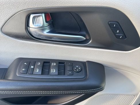 Used 2023 Chrysler Pacifica Touring-L image 8