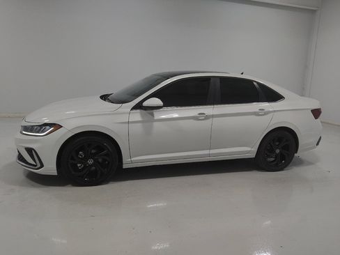 Used 2025 Volkswagen Jetta SE FWD image 2