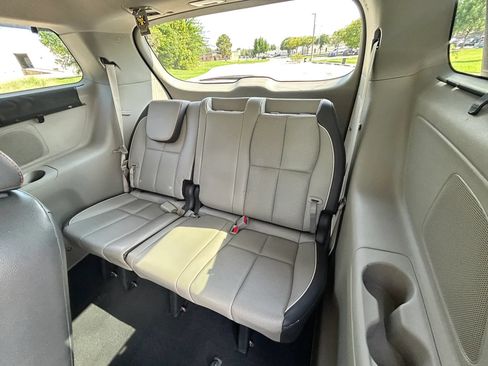 Used 2017 Kia Sedona LX w/ LX Essentials Premium Package FWD image 14