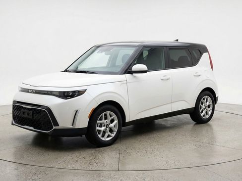 Used 2025 Kia Soul LX w/ LX Technology Package FWD image 3