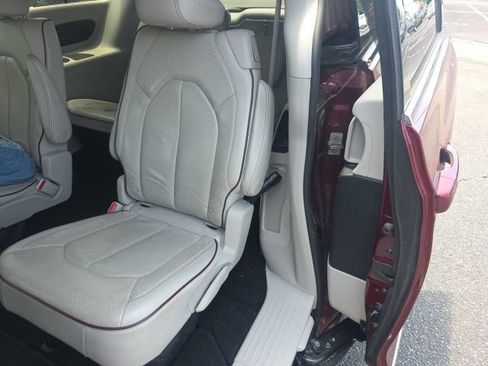 Used 2019 Chrysler Pacifica Limited w/ Tire & Wheel Group FWD image 6