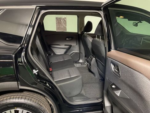 Used 2023 Nissan Rogue SV image 32