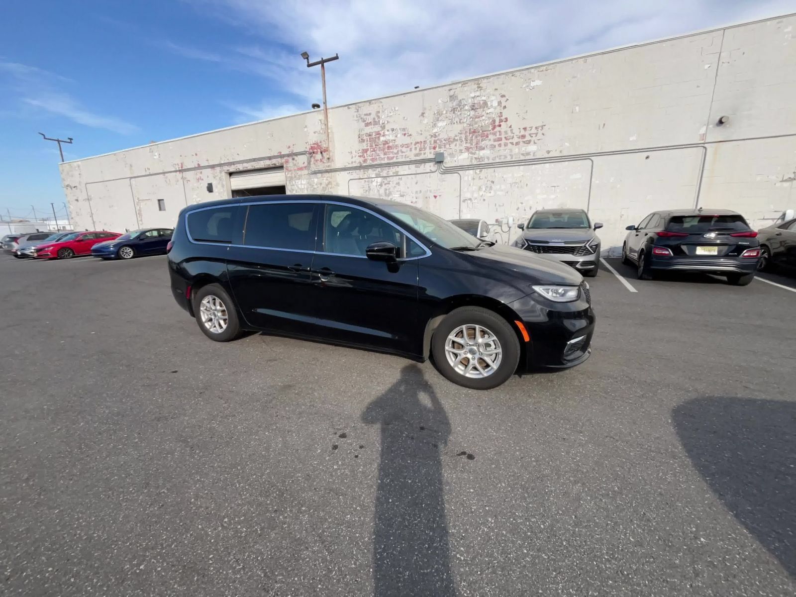Used 2025 Chrysler Pacifica Select FWD image 2
