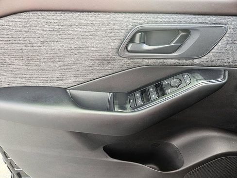 Used 2023 Nissan Rogue S image 11