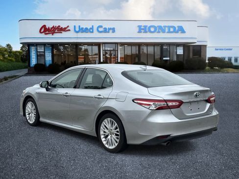 Used 2020 Toyota Camry XLE w/ Sunroof Package FWD image 3