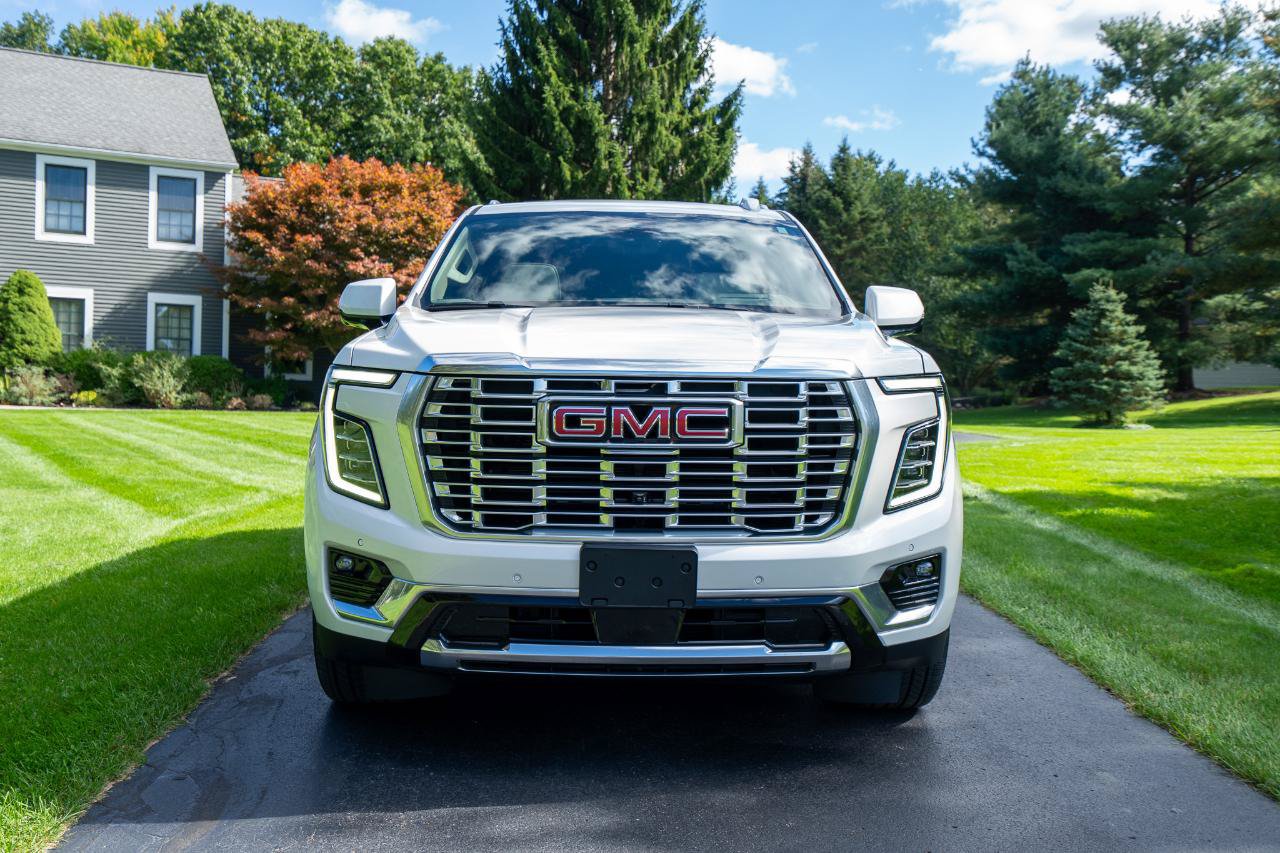 Used 2025 GMC Yukon Denali w/ Denali Reserve Package AWD/4WD image 2