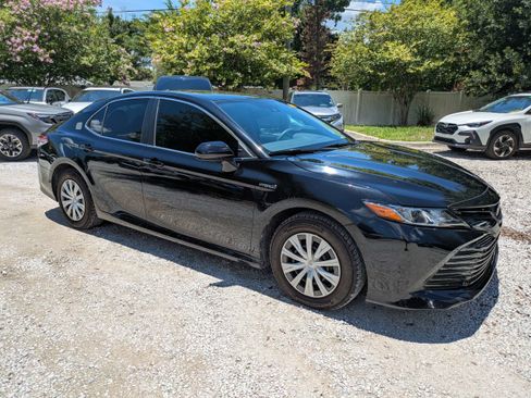 Used 2020 Toyota Camry LE FWD image 2