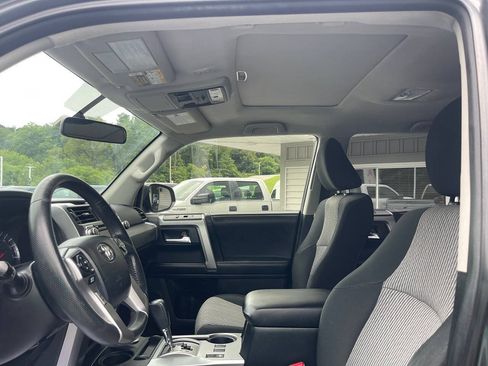Used 2017 Toyota 4Runner SR5 AWD/4WD image 18