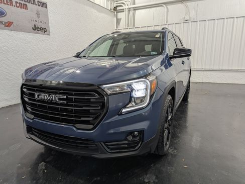 Used 2024 GMC Terrain SLT w/ Elevation Edition image 3