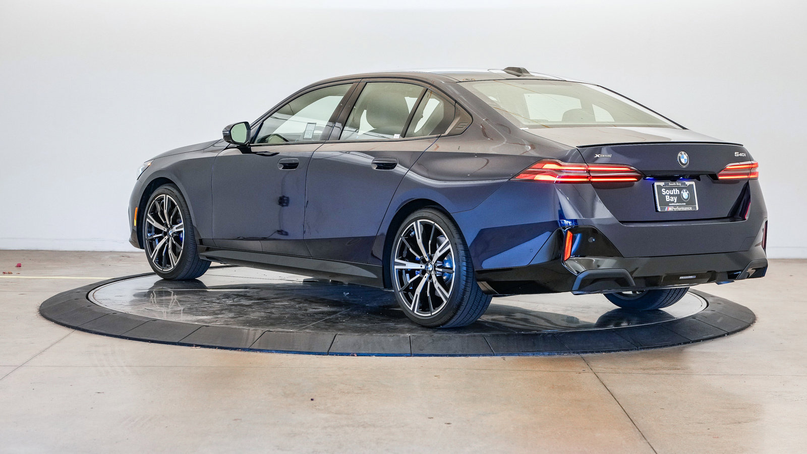 Used 2027 BMW 540i xDrive AWD/4WD image 2