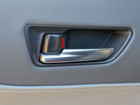 Used 2021 Toyota Venza XLE image 28