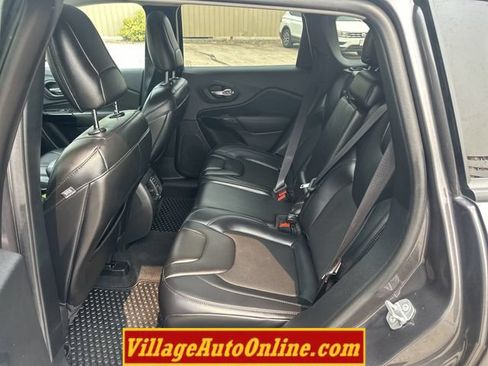 Used 2020 Jeep Cherokee Latitude Plus AWD/4WD image 30