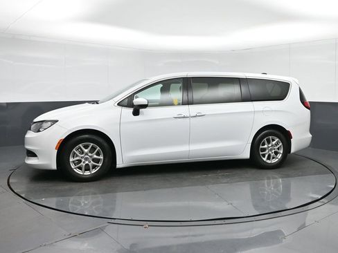 Used 2023 Chrysler Voyager LX image 4