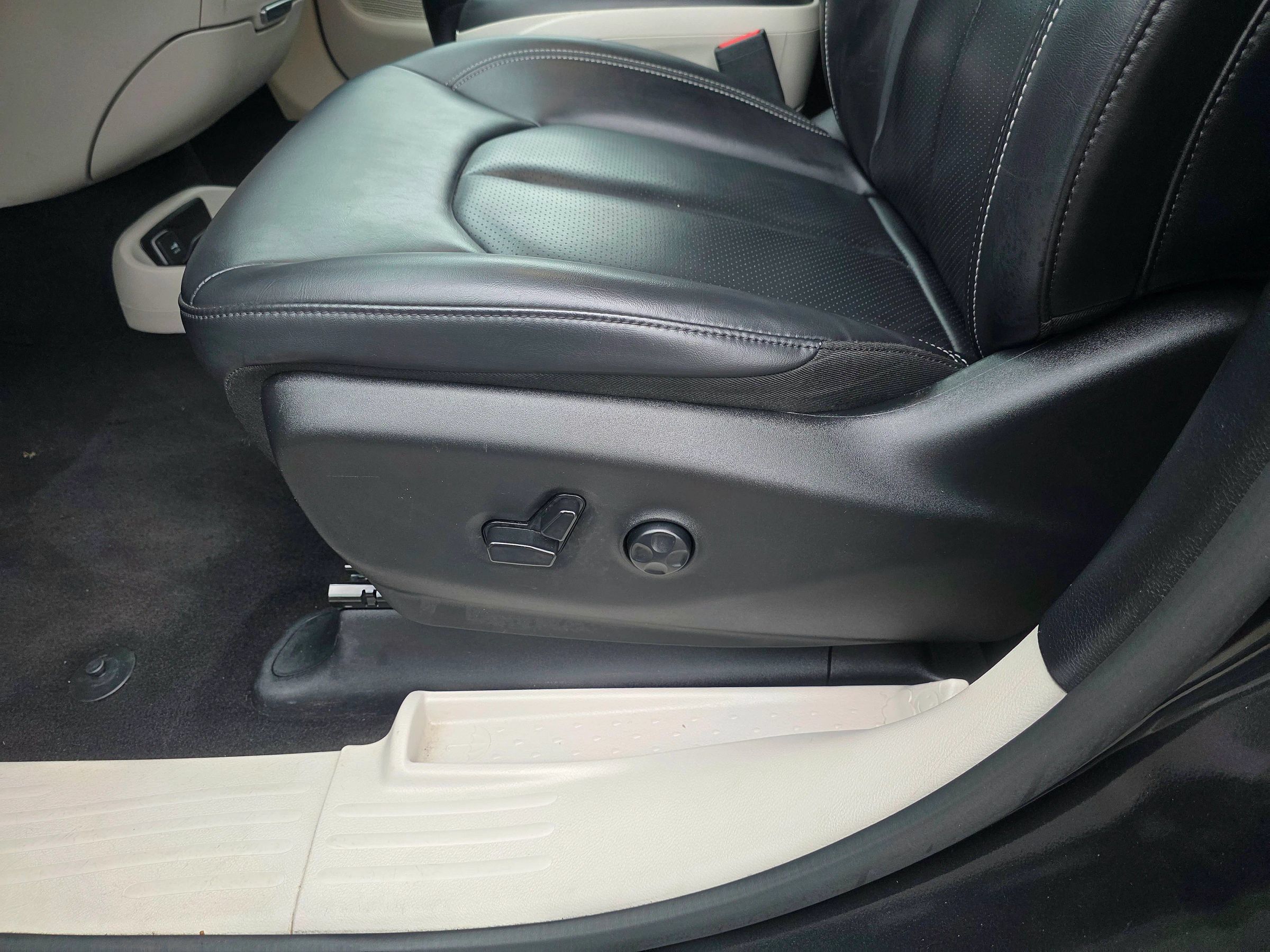 Used 2023 Chrysler Pacifica Touring-L FWD image 40