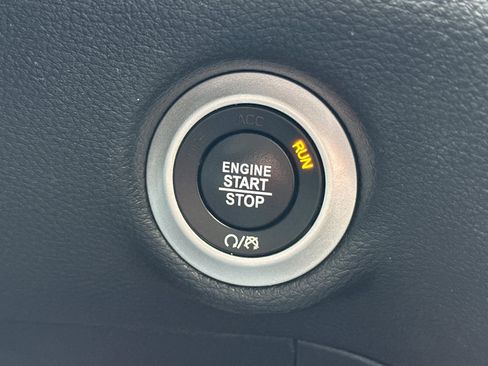 Used 2024 Chrysler Pacifica Limited w/ Uconnect Theater Family Group image 27