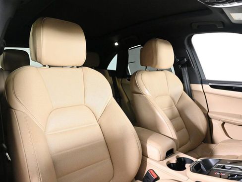Certified 2024 Porsche Macan image 18