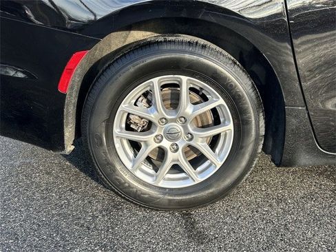 Certified 2024 Chrysler Pacifica Touring-L image 12